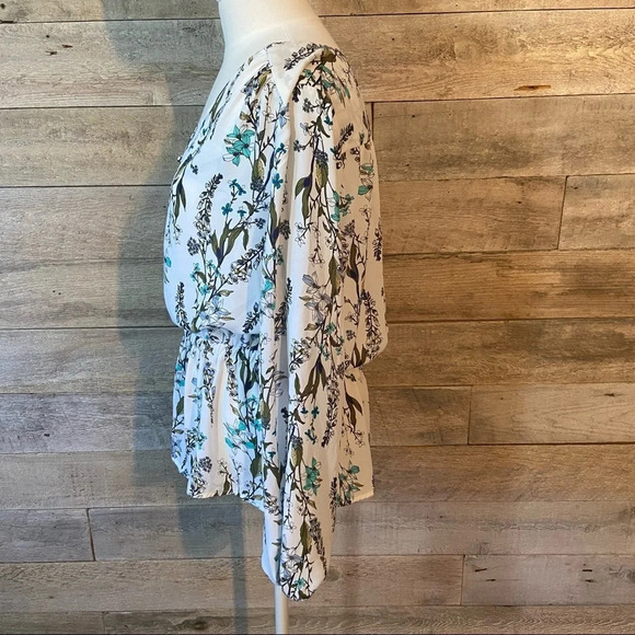 🛍️3/$30 Worthington women’s floral blouse in size medium - Picture 2 of 7